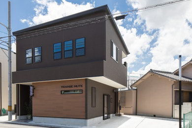 大阪にあるミッドセンチュリースタイルのおしゃれな家の外観の写真