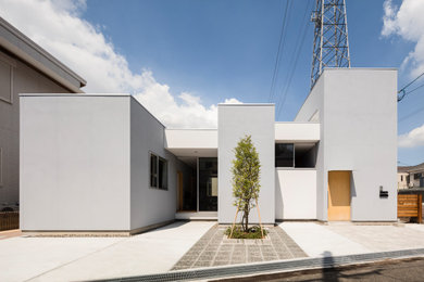 Ejemplo de fachada de casa gris escandinava de dos plantas con tejado plano