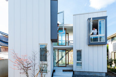 Esempio della facciata di una casa bianca contemporanea con tetto piano