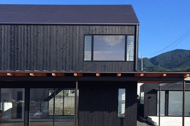 Idee per la facciata di una casa nera rustica a due piani con tetto a capanna