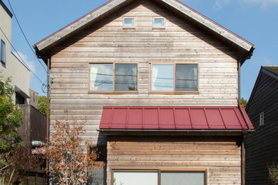 Inspiration pour une façade de maison rustique avec un toit à deux pans.
