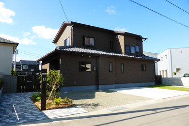 Diseño de fachada de casa marrón de dos plantas con tejado a dos aguas y tejado de teja de barro