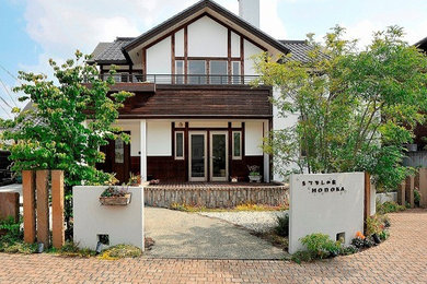 名古屋にある地中海スタイルのおしゃれな家の外観 (漆喰サイディング) の写真