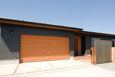 Foto della facciata di una casa ampia moderna a un piano con copertura in metallo o lamiera