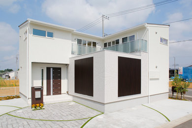 На фото: двухэтажный, белый частный загородный дом среднего размера в современном стиле с комбинированной облицовкой, односкатной крышей и металлической крышей