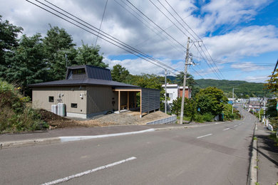 札幌にある小さなラスティックスタイルのおしゃれな家の外観の写真