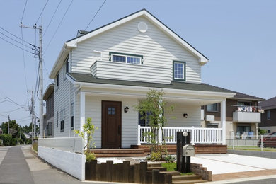 Идея дизайна: двухэтажный, белый частный загородный дом в стиле кантри с комбинированной облицовкой, двускатной крышей и металлической крышей