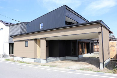 Foto de fachada de casa negra moderna de tamaño medio de dos plantas con revestimiento de metal, tejado de un solo tendido y tejado de metal