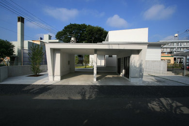 Modelo de fachada de casa blanca actual pequeña de dos plantas con revestimiento de estuco, tejado de un solo tendido y tejado de metal