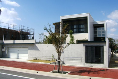 Diseño de fachada gris moderna con revestimientos combinados y tejado plano