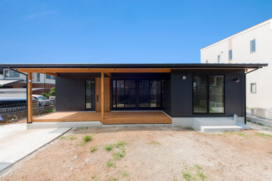 Modelo de fachada de casa negra de estilo de casa de campo de una planta con tejado de un solo tendido y tejado de metal