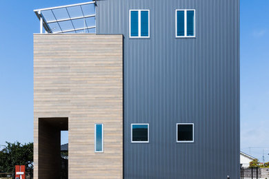 Foto de fachada de casa azul nórdica de dos plantas