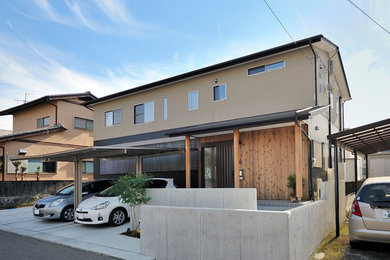 Cette photo montre une façade de maison marron asiatique avec un toit à deux pans.