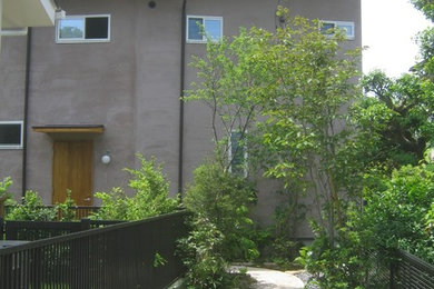 他の地域にある和風のおしゃれな家の外観 (漆喰サイディング) の写真