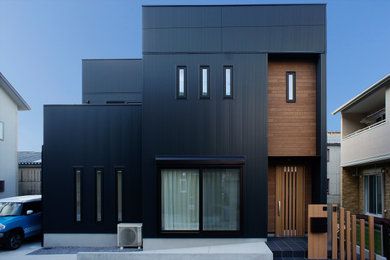 Imagen de fachada de casa negra moderna de tamaño medio de dos plantas
