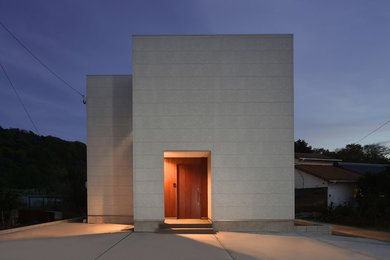Modelo de fachada de casa gris minimalista de dos plantas con revestimientos combinados, tejado de un solo tendido y tejado de metal