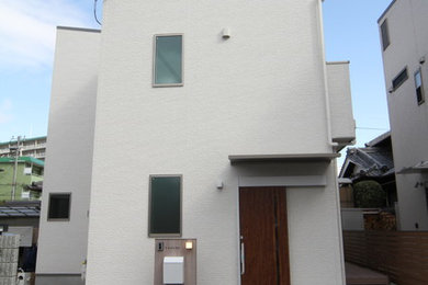 大阪にあるモダンスタイルのおしゃれな家の外観 (コンクリートサイディング) の写真