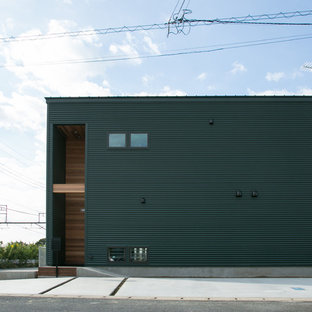 Imagen de fachada de casa verde, moderna, de dos plantas, con tejado de un solo tendido y tejado de metal