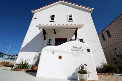 他の地域にある地中海スタイルのおしゃれな家の外観の写真