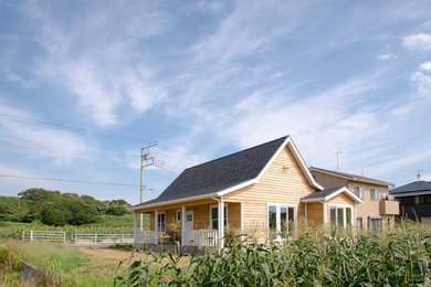 他の地域にある高級な中くらいな北欧スタイルのおしゃれな家の外観 (混合材屋根) の写真