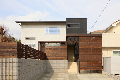 Idées déco pour une façade de maison moderne à niveaux décalés avec un toit en appentis et un toit en métal.