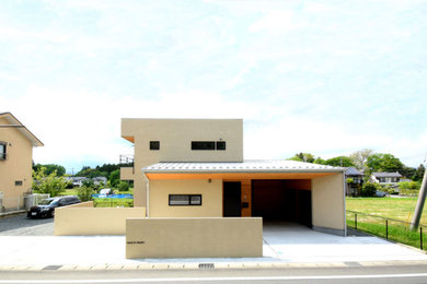 Modelo de fachada de casa beige con tejado de metal