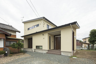 Imagen de fachada beige minimalista de dos plantas con revestimientos combinados y tejado de un solo tendido