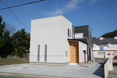 Cette photo montre une façade de maison blanche moderne.