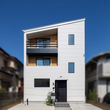 ホワイト×ナチュラルウッドのシンプルな二世帯住宅