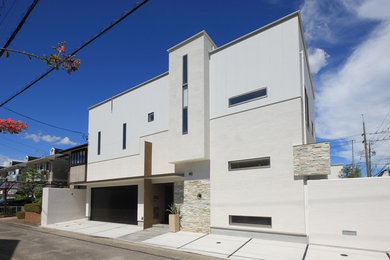 Idées déco pour une façade de maison blanche moderne à un étage avec un toit plat.