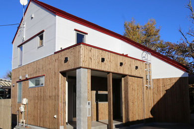 Diseño de fachada de casa marrón moderna de tamaño medio de dos plantas con revestimiento de madera, tejado a dos aguas y tejado de metal