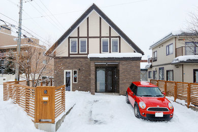 札幌にあるカントリー風のおしゃれな家の外観の写真