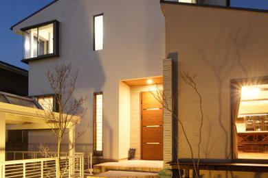 他の地域にあるコンテンポラリースタイルのおしゃれな家の外観 (マルチカラーの外壁) の写真