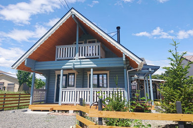 Foto della villa blu scandinava a due piani di medie dimensioni con rivestimento in legno e tetto a capanna