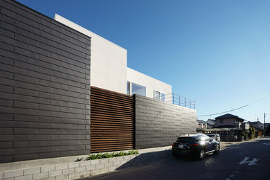 Diseño de fachada negra asiática de dos plantas con revestimiento de metal y tejado plano