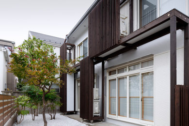 東京都下にあるアジアンスタイルのおしゃれな家の外観の写真
