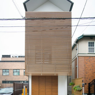 Ejemplo de fachada de casa blanca, de estilo zen, pequeña, con revestimiento de estuco, tejado a dos aguas y tejado de metal