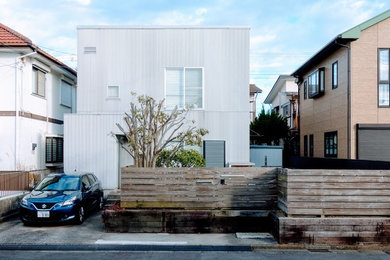 Diseño de fachada de casa gris minimalista pequeña de dos plantas con revestimiento de metal, tejado de un solo tendido y tejado de metal