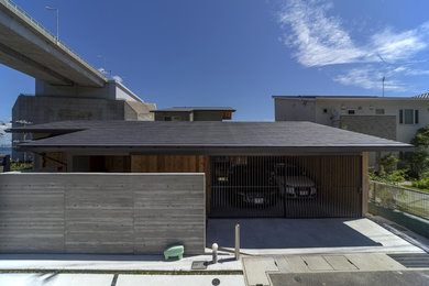 Imagen de fachada de casa de estilo zen de dos plantas con tejado a dos aguas y tejado de metal