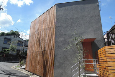 Imagen de fachada de casa gris minimalista de dos plantas