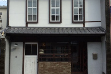 京都にあるアジアンスタイルのおしゃれな家の外観 (漆喰サイディング) の写真