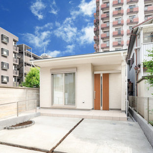 Ejemplo de fachada beige, pequeña, de una planta, con revestimientos combinados y tejado de varios materiales