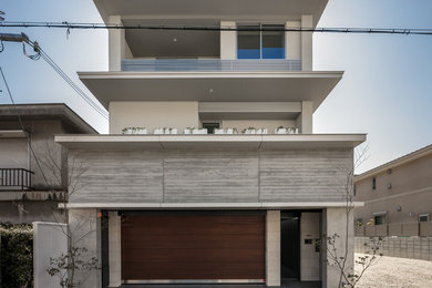 Modelo de fachada de casa blanca minimalista de tres plantas