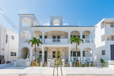 Esempio della facciata di una casa bianca tropicale a due piani