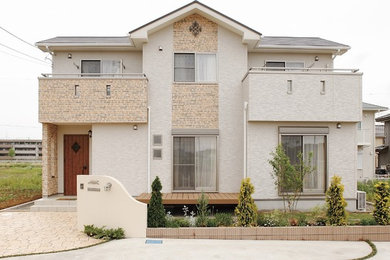 На фото: двухэтажный, коричневый частный загородный дом среднего размера в современном стиле с комбинированной облицовкой, вальмовой крышей и крышей из смешанных материалов с