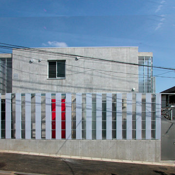 半透明板塀で囲む住宅