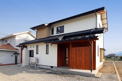 Ejemplo de fachada de casa blanca moderna pequeña de dos plantas con revestimientos combinados, tejado a cuatro aguas y tejado de teja de barro