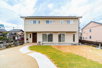 Imagen de fachada de casa blanca de dos plantas con revestimientos combinados y tejado de teja de barro