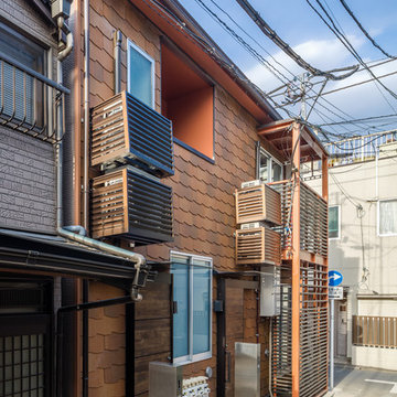 路地の様な住宅密集地に向けた外観：リノベーション：東京都北区
