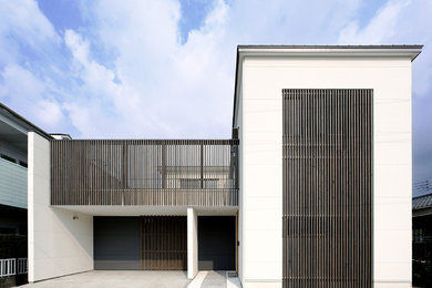 Diseño de fachada blanca minimalista con tejado plano